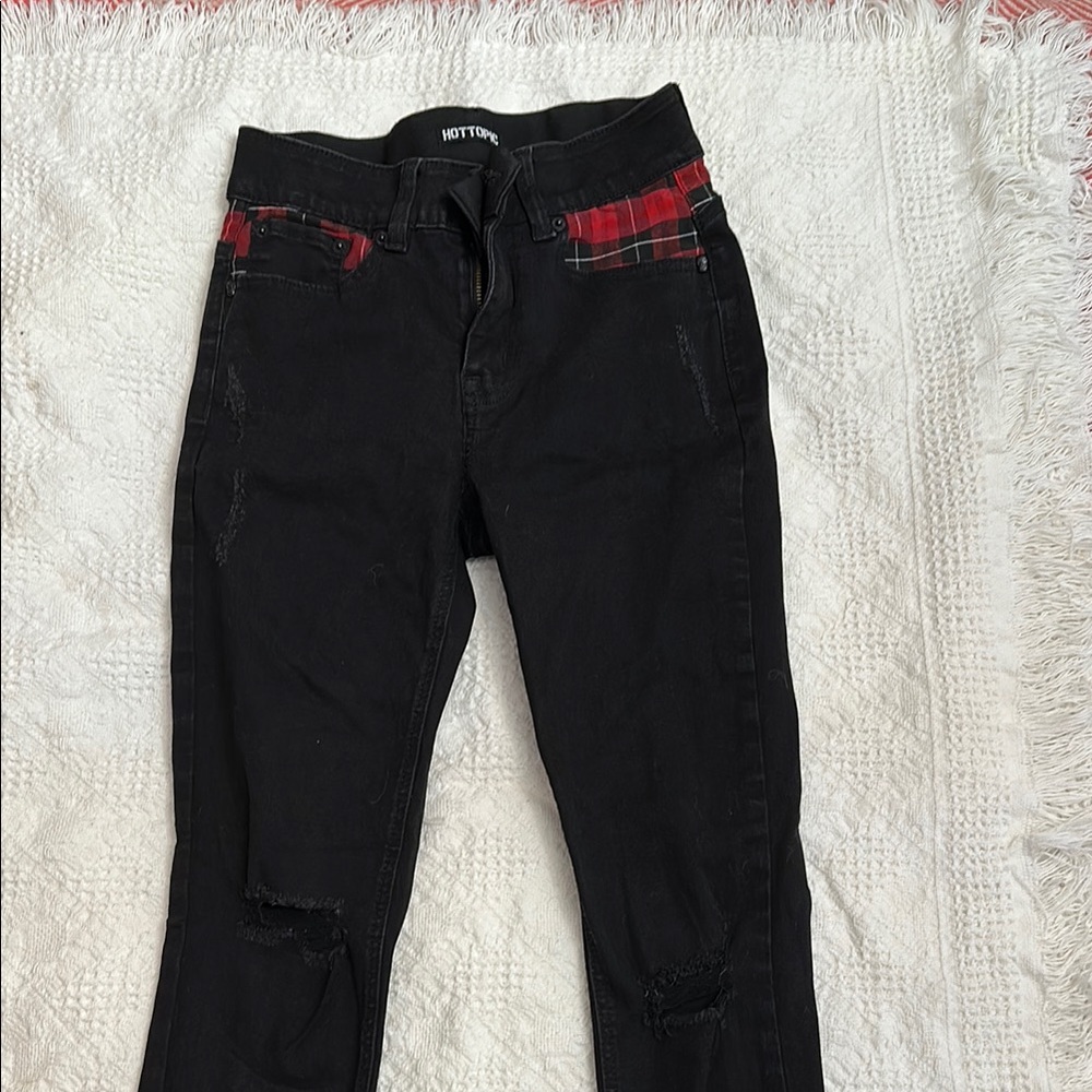 Hot Topic Black and Red Skinny Jeans with High-Waisted Design